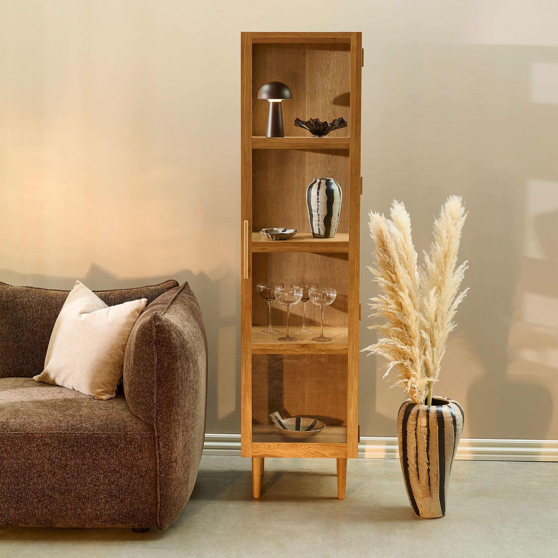 Akeru II vitrineskab, Egetræ 45x180 cm